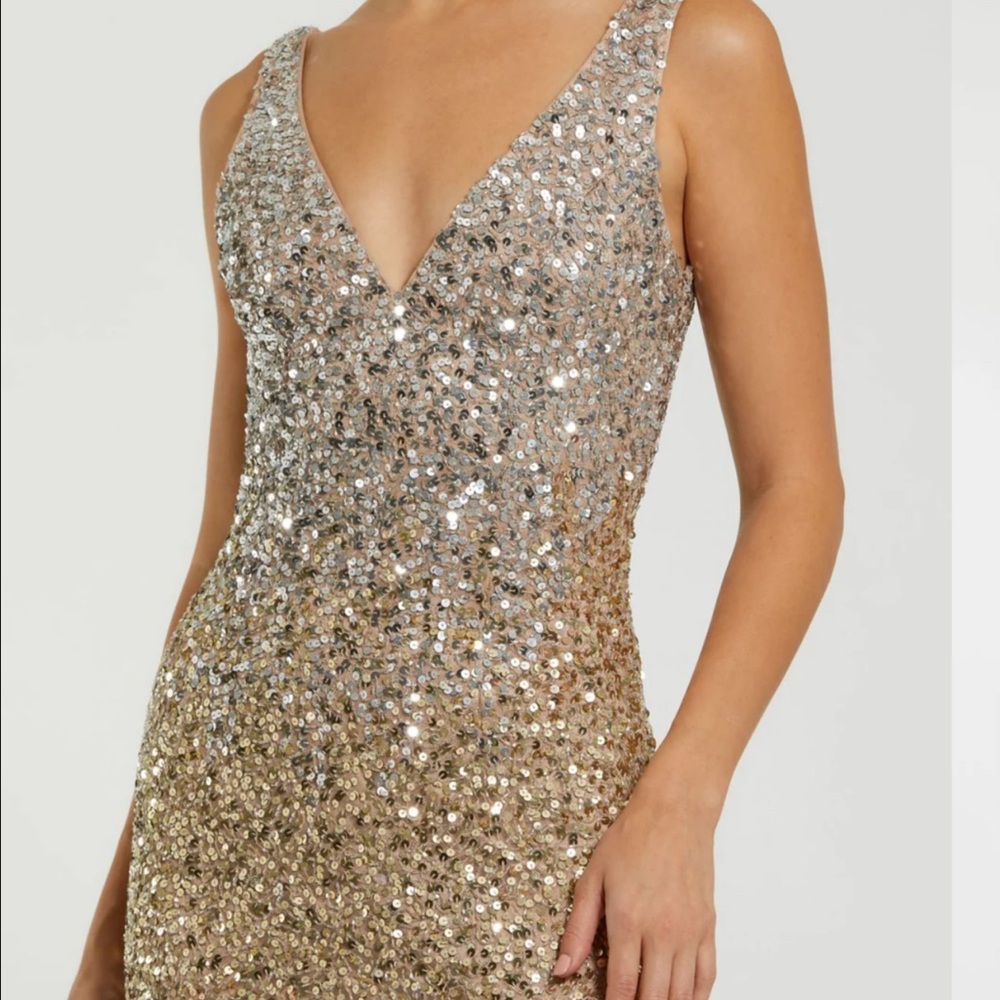 🚨SOLD 🚨MAC DUGGAL- Gold Sequined Sleeveless V Neck Side Slit Gown - Size 10 - Picture 2 of 5